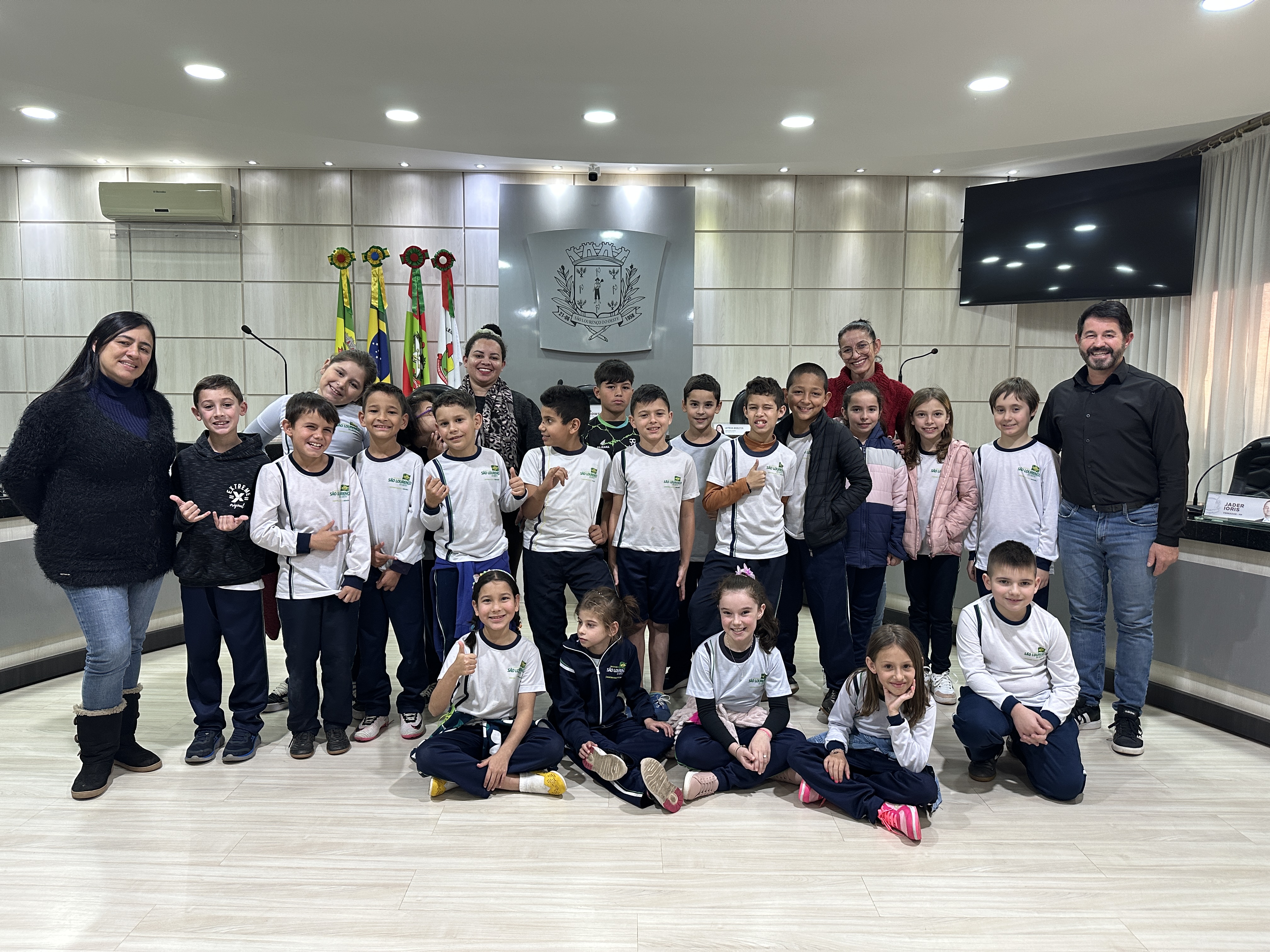 Alunos da Escola Santa Catarina visitam a Câmara Municipal e aprendem sobre o Legislativo