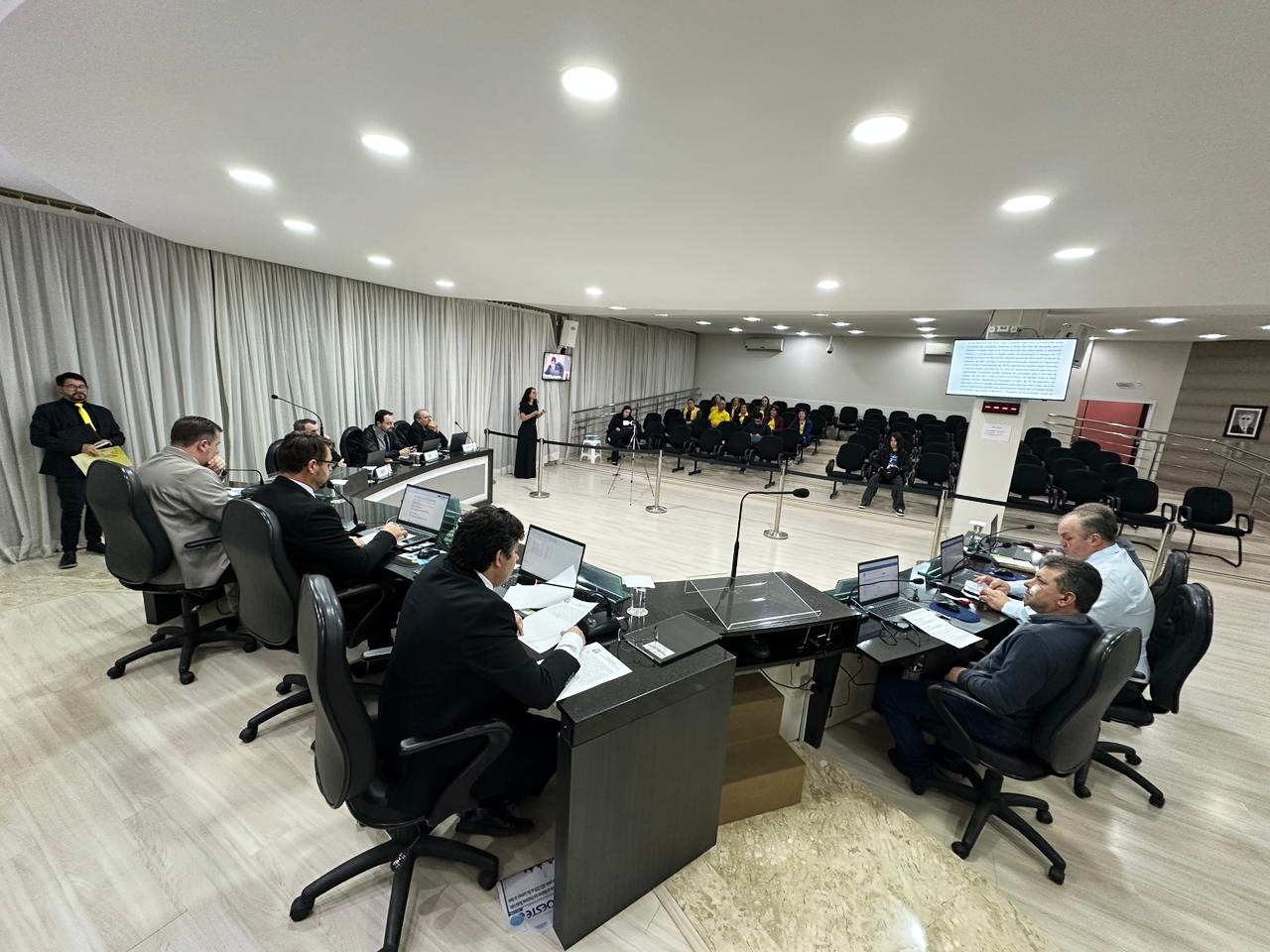 Câmara aprova projeto que autoriza quitação antecipada de financiamento para iluminação pública