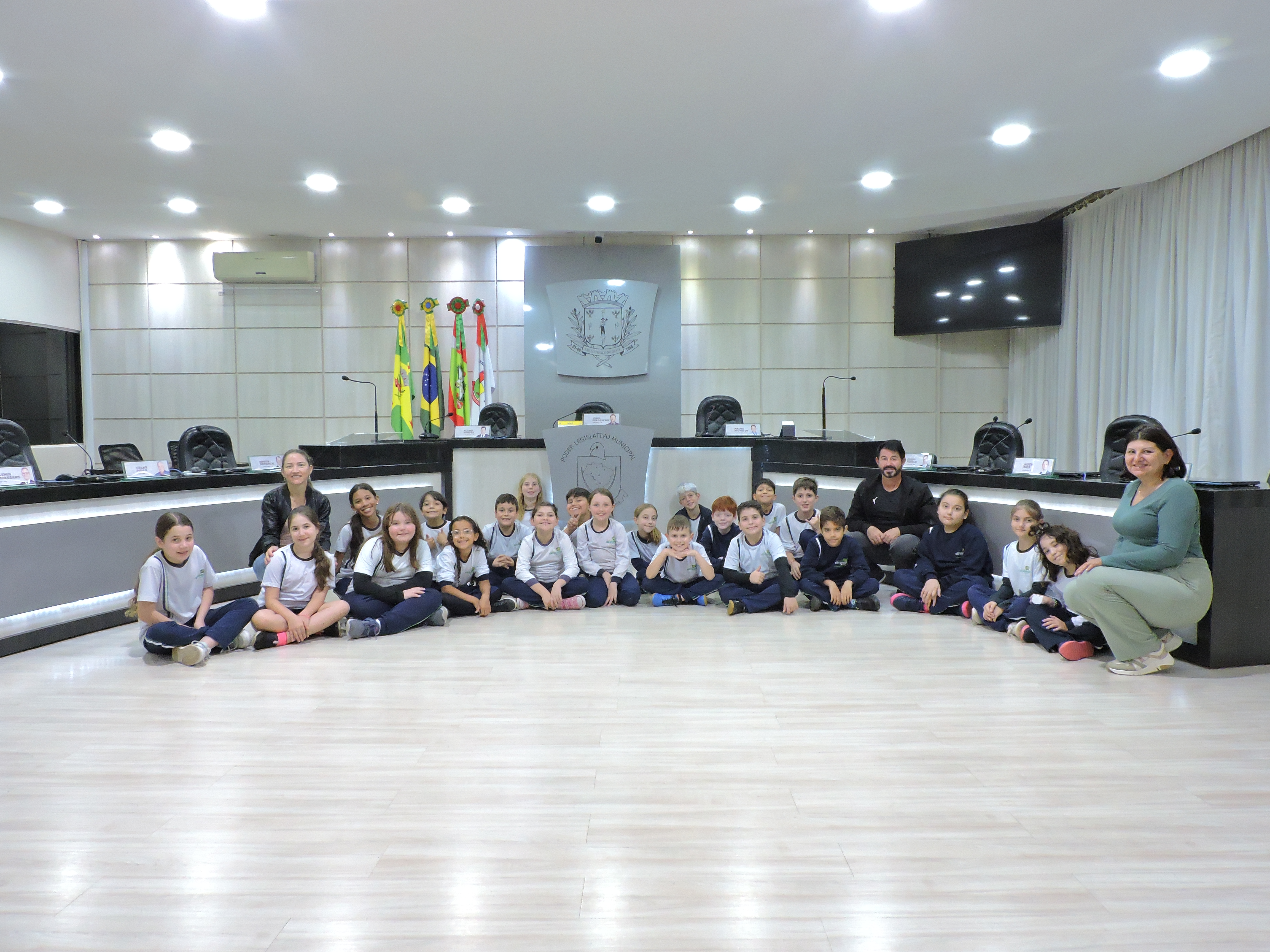 Conhecendo o Legislativo: Alunos da EBM. Maria Goretti visitam a Câmara Municipal