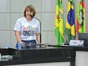 Coordenadora da ONG Entre Amigos e Crianças utiliza a Tribuna Popular