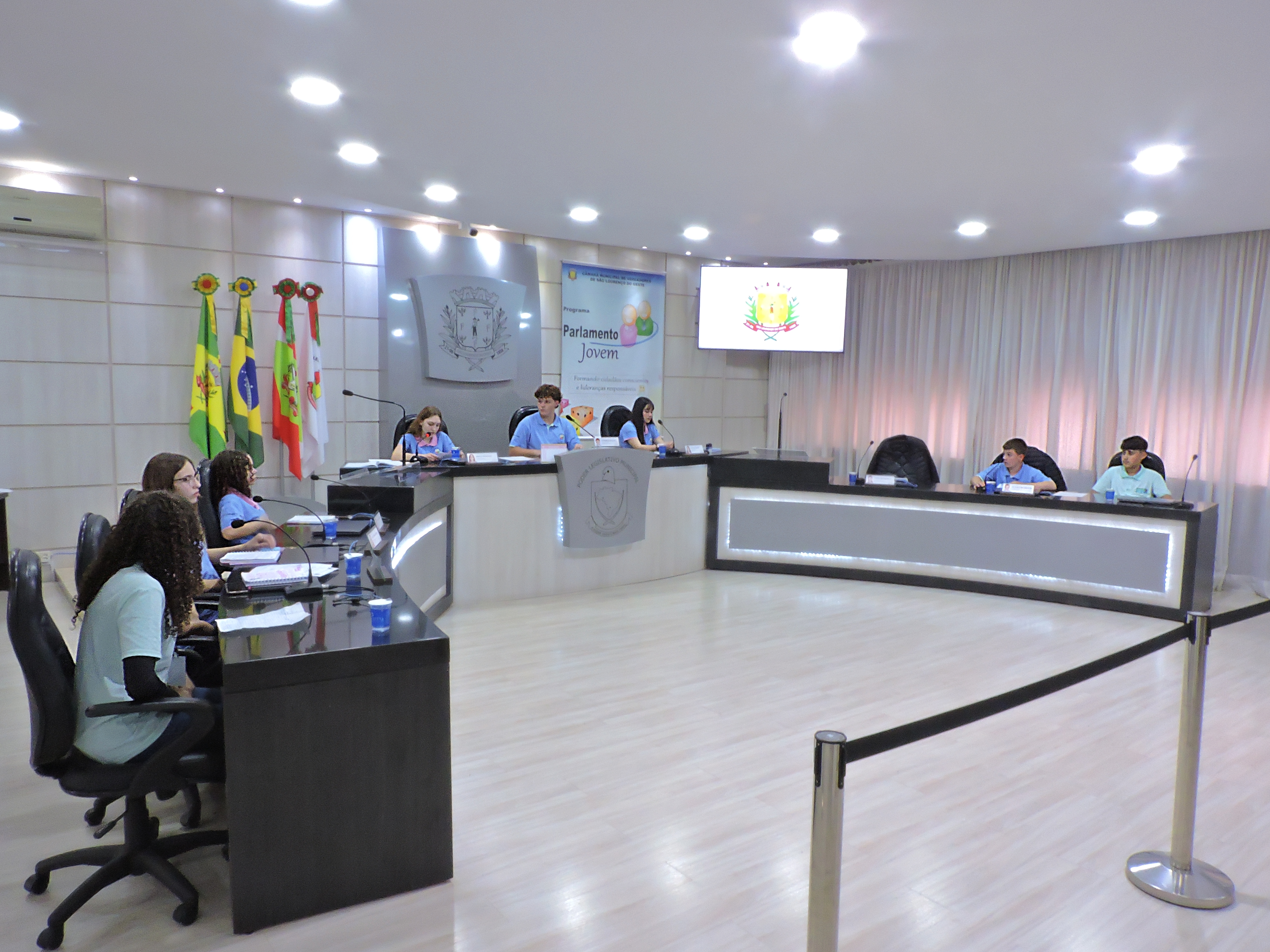 Jovens parlamentares apresentam novas propostas durante sessão da Câmara Mirim de São Lourenço do Oeste