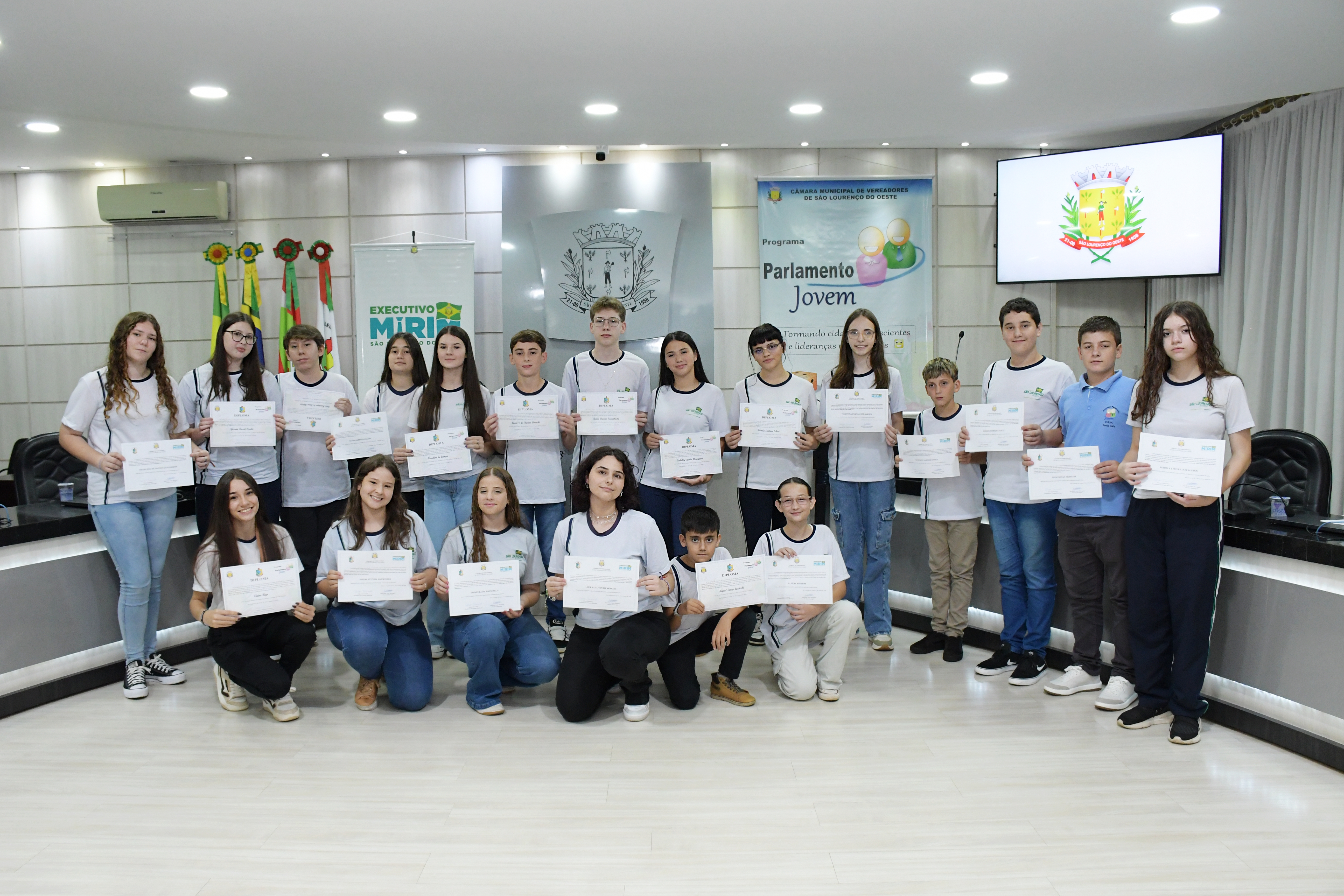 Jovens são diplomados e empossados nos programas Parlamento Jovem e Executivo Mirim em São Lourenço do Oeste