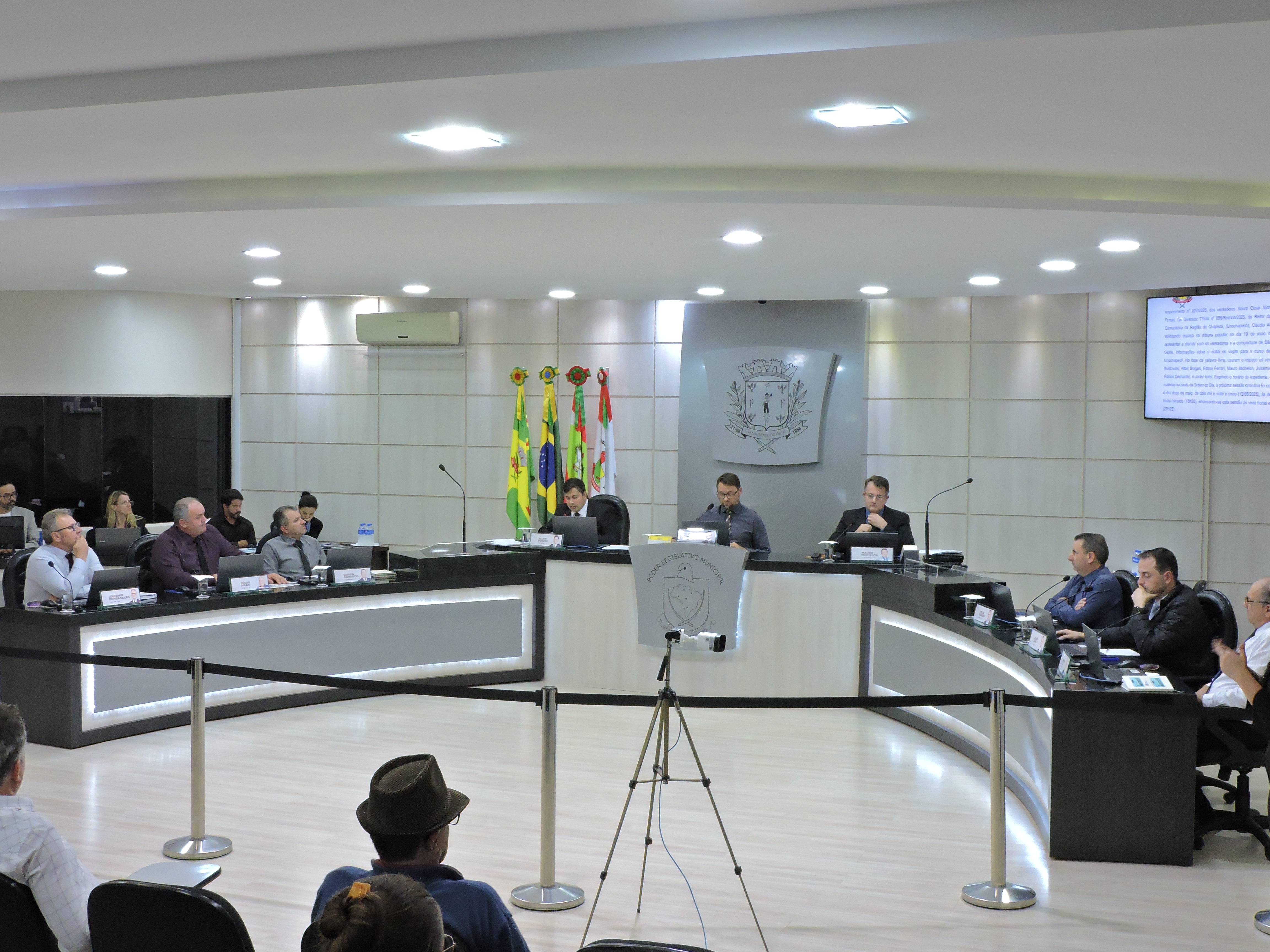 Legislativo aprova criação de novas vagas para agente de operação de veículos de equipamentos rodoviários e operador de máquinas