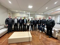 Professora apresenta projeto literário infantil aos vereadores de São Lourenço do Oeste