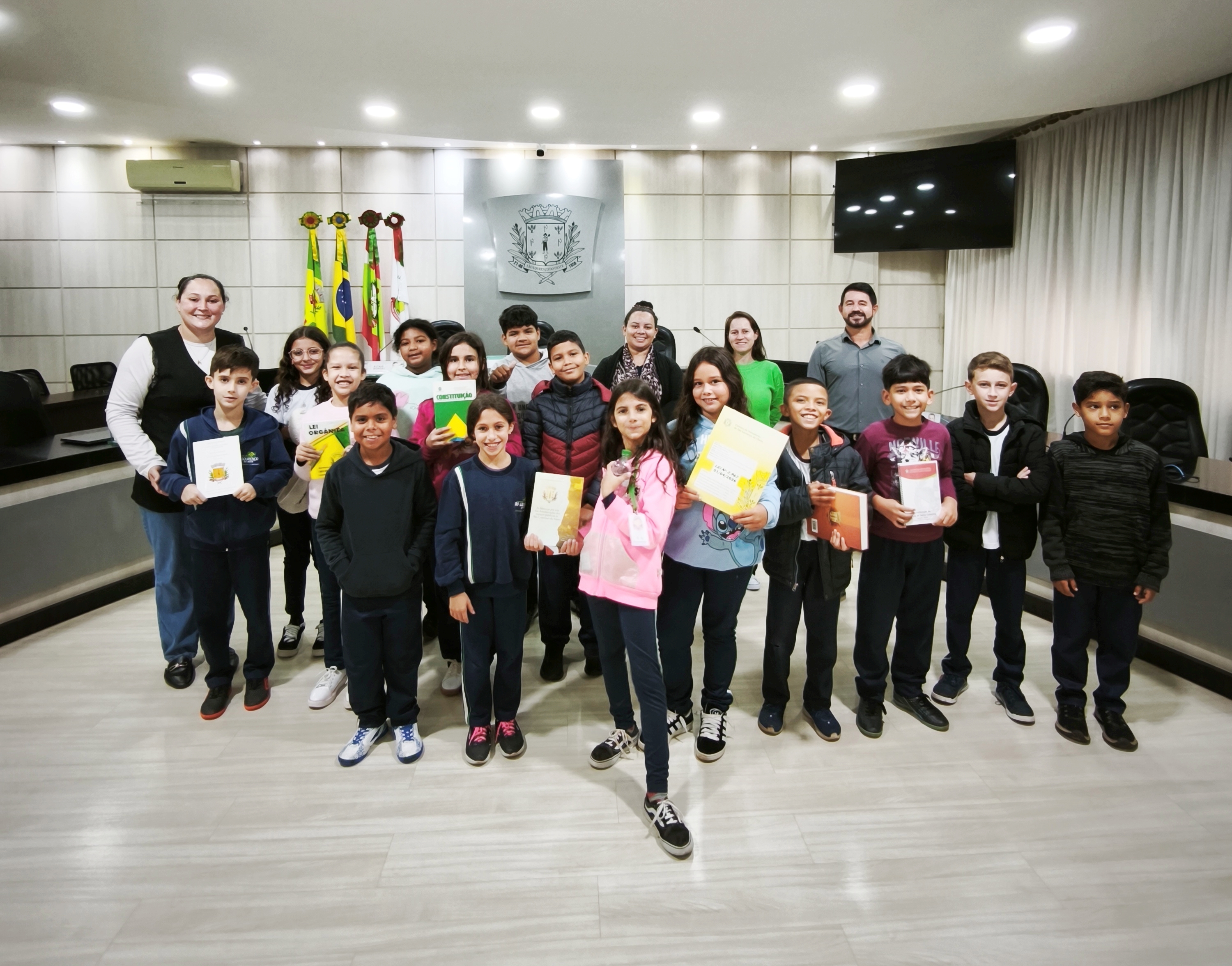 Programa “Conheça o Legislativo” recebe alunos da EBM São Lourenço na Câmara Municipal