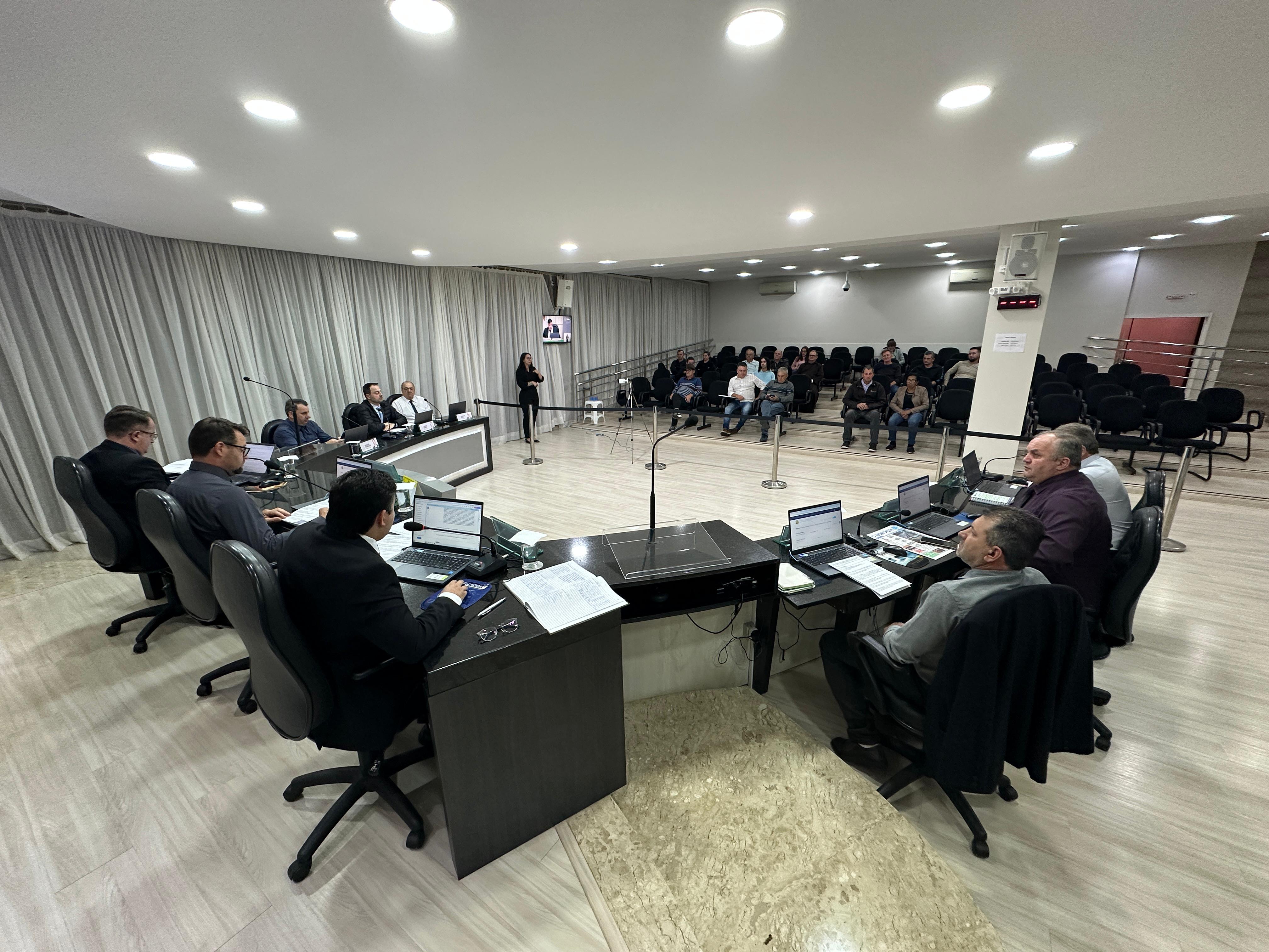 Projeto que trata da proibição do uso de termos grátis, gratuito, custo zero e similares em ações e eventos promovidos pelo município é arquivado após parecer contrário da Comissão de Legislação