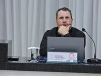 Vereador Edson Ferrari apresenta requerimento sobre atendimento de pacientes e indicação para melhorias em ginásio esportivo