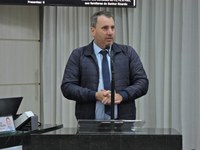 Vereador Edson Ferrari propõe faixa elevada em frente ao CEIM Cora Coralina para reforçar segurança no trânsito