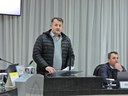 Vereador Mauro Michelon apresenta dois requerimentos durante sessão ordinária na Câmara de São Lourenço do Oeste