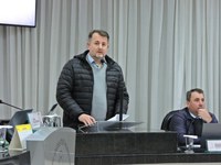 Vereador Mauro Michelon apresenta dois requerimentos durante sessão ordinária na Câmara de São Lourenço do Oeste