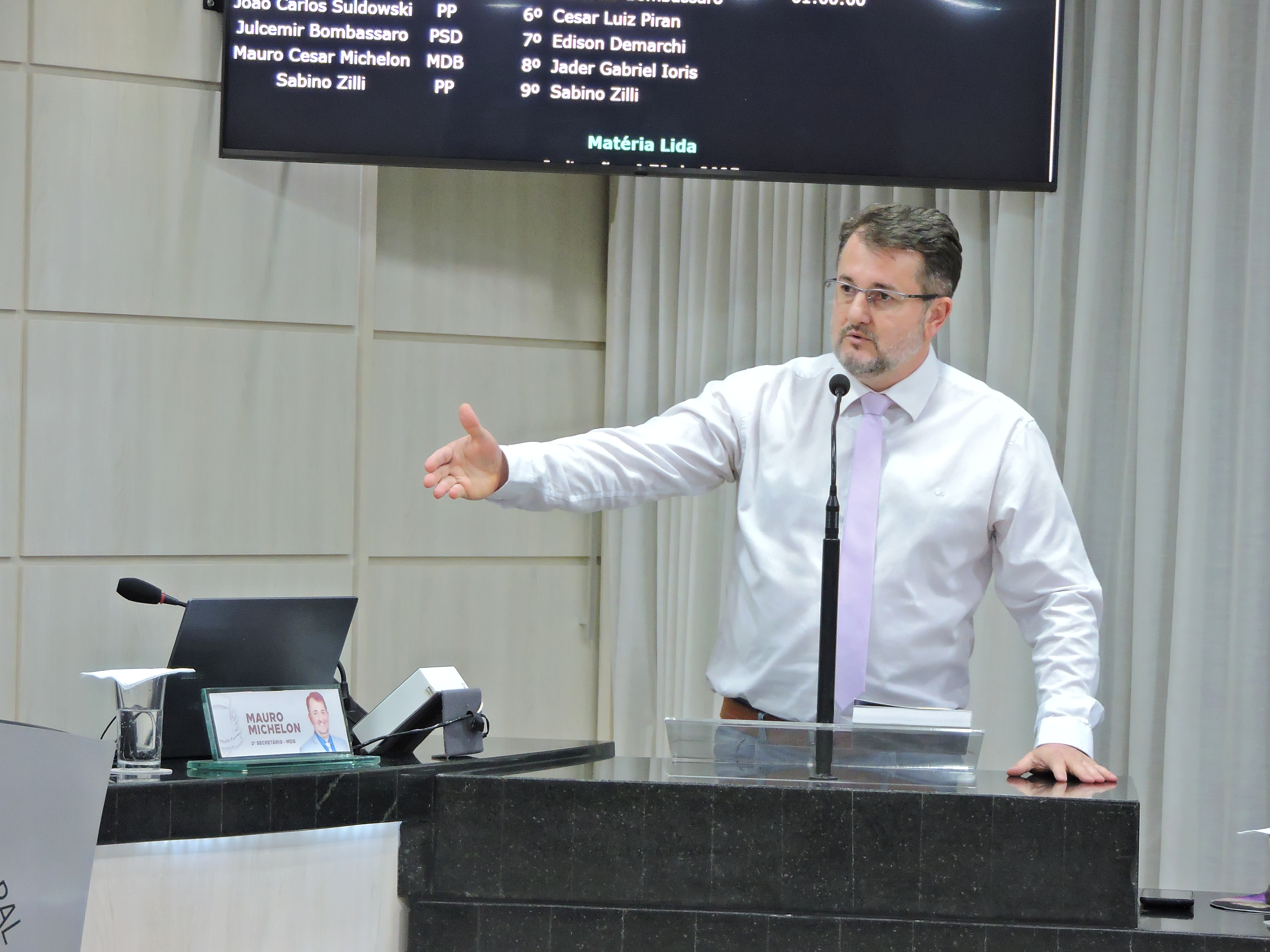 Vereador Mauro Michelon solicita informações sobre orçamento e funcionamento do ensino integral em São Lourenço do Oeste