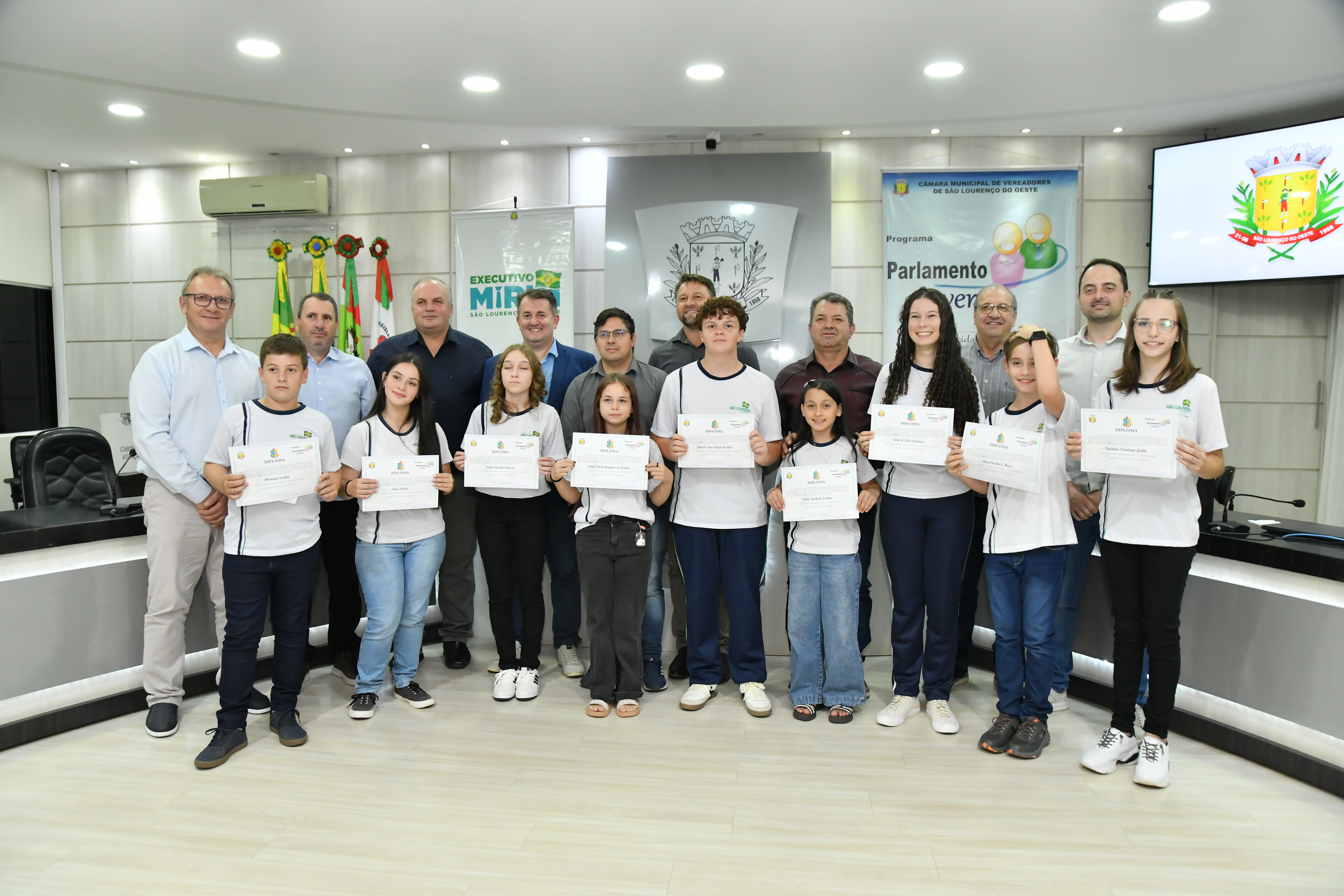 Vereadores e Executivos Mirins são diplomados e empossados em São Lourenço do Oeste