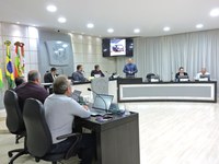 Vereadores Mauro Michelon e Edson Ferrari solicitam informações sobre aquisição de veículo