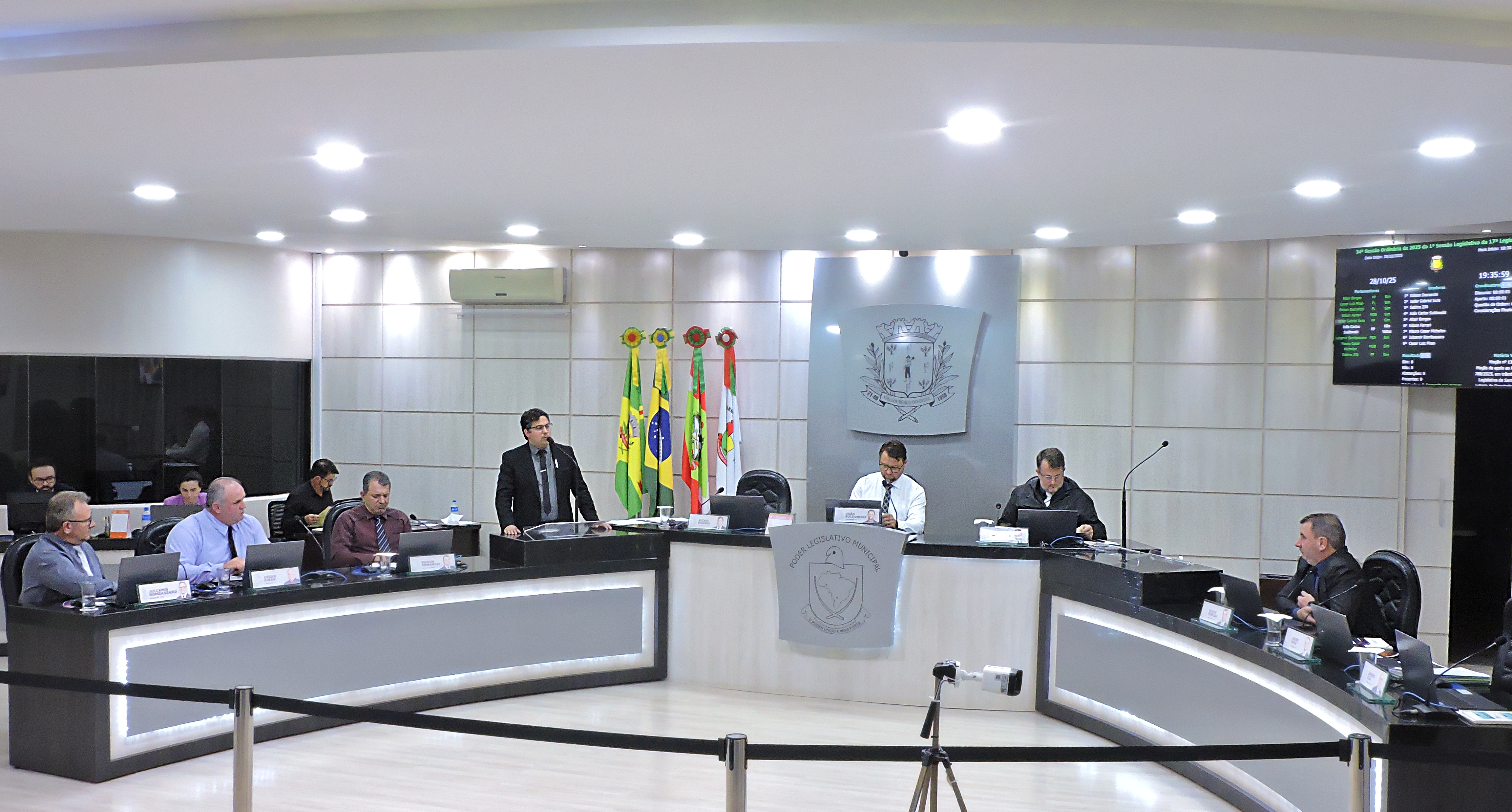 Vereadores sugerem retirada de casinhas para cachorros em vias públicas e propõe campanha de conscientização sobre abandono de animais